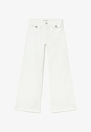 Pantalones blancos de pierna ancha con bolsillos tipo solapa en la parte delantera y botones plateados, con cintura alta y trabillas para cinturón.