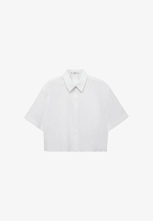 Cămașă albă, scurtă, cu guler clasic, mâneci scurte și o textură de țesătură netedă. Design simplu și minimalist.