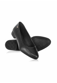 Czarne skórzane baleriny z zaokrąglonym noskiem. Charakteryzują się niskim obcasem typu wedge i pikowanym wzorem na wkładce. Złoty akcent po boku.
