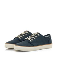 Sneakers in tela blu con lacci beige, suola in gomma, punta arrotondata e piccolo marchio sul lato. Design minimalista con texture liscia.