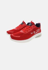 Rote Sportschuhe aus Mesh-Material, mit auffälliger "U.S. POLLO ASSN."-Branding, weißen Akzenten und einer gepolsterten Sohle.
