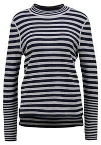 Gestreifter Langarm-Pullover in Marineblau und Grau mit hohem Kragen und lockerer Passform, versehen mit horizontalen Streifen in unterschiedlichen Breiten.