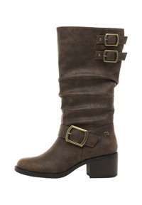 Botte en cuir marron mi-mollet avec un talon empilé, un style retroussé décoratif et trois boucles en laiton : deux en haut et une près de la cheville.