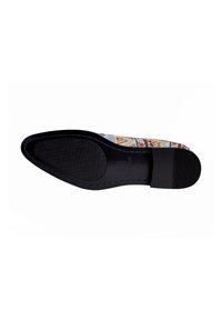 Platte schoen met een geweven bovenwerk in beige, rood en blauw, een zwarte rubberen zool en een licht gestructureerde onderkant voor grip.