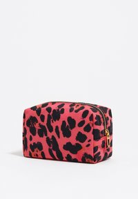 Bolsa de cosméticos con estampado de leopardo en rosa y negro, forma rectangular, cierre de cremallera, detalles en metal dorado, material de tela, diseño compacto.