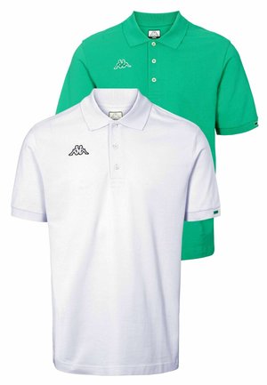 Dos polos de manga corta, uno blanco y uno verde, cada uno con una tapeta de tres botones y un pequeño logotipo en blanco y negro en el pecho.