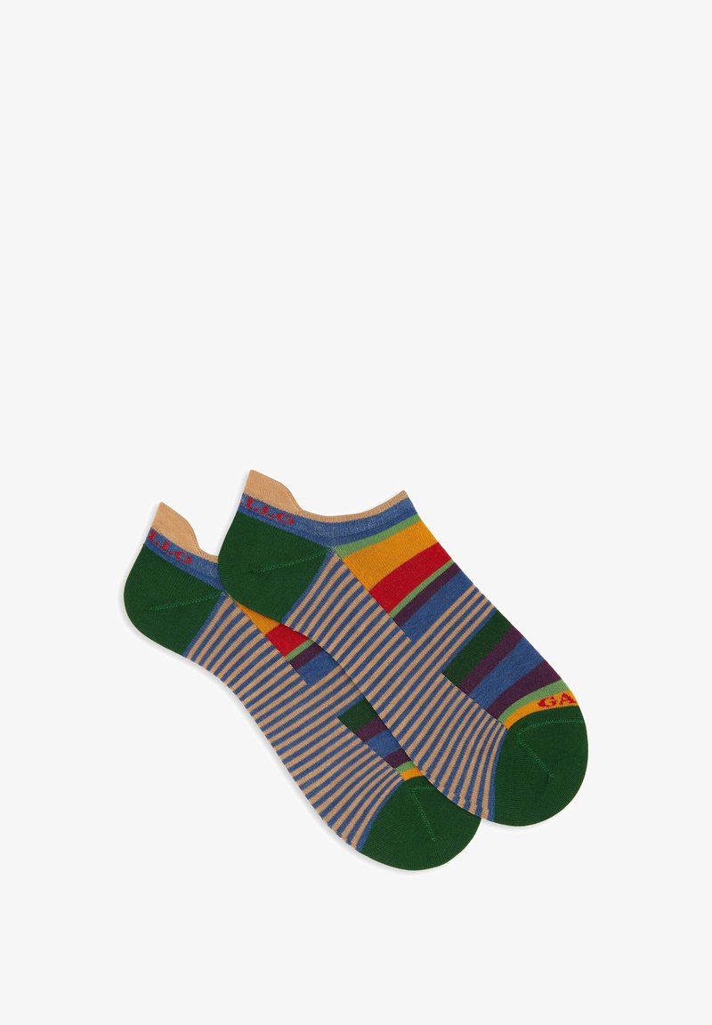 Un paio di calzini alla caviglia con punte e talloni verdi, righe beige e blu, e righe orizzontali colorate sulla parte superiore.