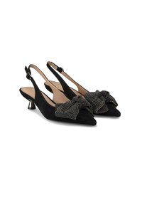 Dei décolleté slingback in suede nero con punta affilata, un grande fiocco con dettagli metallici e un tacco metallico basso.
