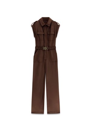 Combinaison marron sans manches avec col, poches poitrine, jambes larges et ceinture assortie avec boucle ronde.