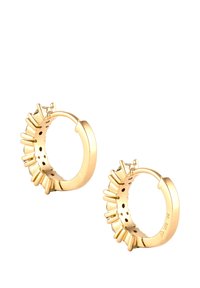 Guldörhängen i form av ringar med en texturerad design och spetsiga detaljer längs den yttersta kanten, som kompletterar en slät, cirkulär form.