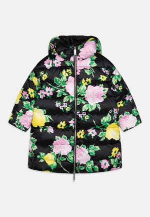 Kurtka puchowa o czarnym nylonowym wykończeniu, z dużym kwiatowym wzorem w różowe i żółte róże, zielone liście oraz małe fioletowe kwiaty.