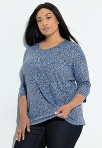 Blauw-grijs leopardprint top met een ronde halslijn en driekwart mouwen, gemaakt van zachte stof, ontworpen voor een ontspannen pasvorm.