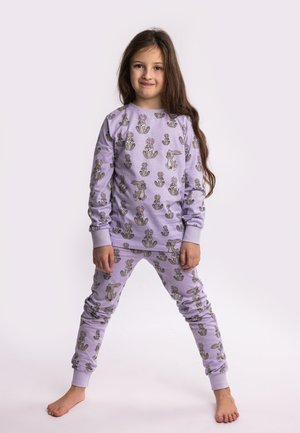 Lila Loungewear-Set bestehend aus einem langärmeligen Oberteil und einer Hose, beide mit einem sich wiederholenden Muster aus Kaninchen und Kakteen verziert. Weicher Stoff, gerippte Bündchen.
