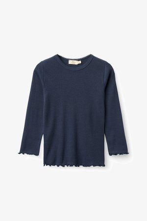 Marineblå ribstrikket langærmet skjorte med bølget kant på ærmer, søm og halsudskæring, designet til et barn.