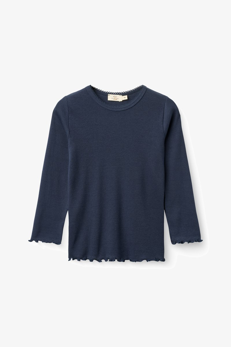 Gyermek számára készült tengerészkék bordás hosszú ujjú póló hullámos szegélyekkel az ujjain, az alján és a nyakkivágásnál.