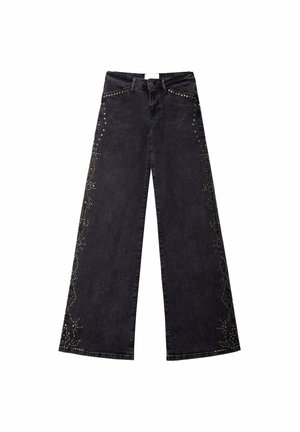 Vaqueros negros de tiro alto y pata ancha con patrones de estrellas tachonadas a lo largo de las costuras exteriores y los bolsillos delanteros.