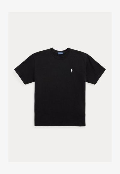 Fekete rövid ujjú, kerek nyakú póló, bal mellrészen kis fehér hímzett pólló játékos logóval, világos háttéren lapra fektetve.