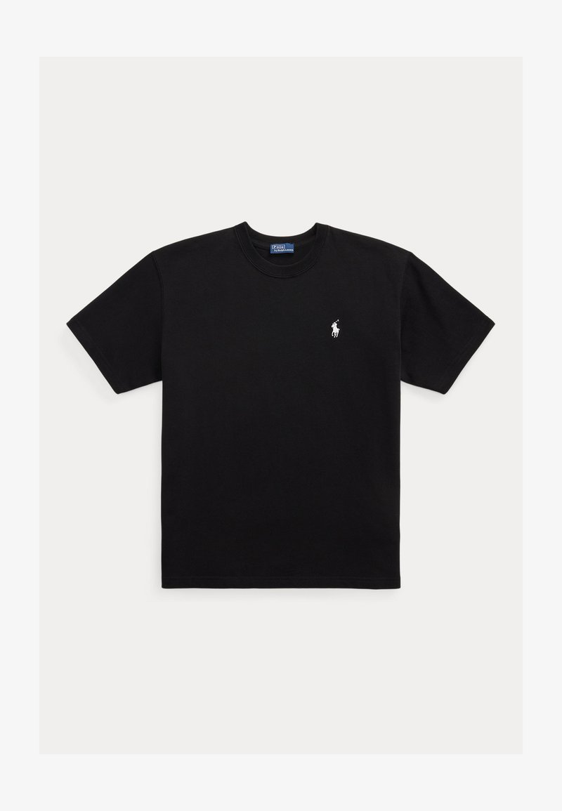Czarny t-shirt z krótkim rękawem i okrągłym dekoltem, z małym białym wyszywanym logo gracza polo na lewej piersi, rozłożony na jasnym tle.