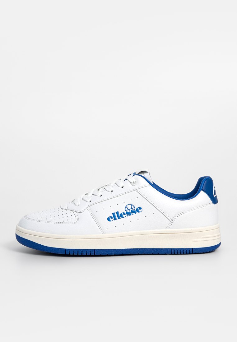 Zapatillas deportivas blancas con acentos azules, puntera perforada, suela de goma texturizada y marca en el lateral y el talón.