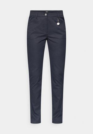 Chinos azul-marinho com um corte slim, apresentando um fecho frontal com botão, bolsos laterais e um detalhe decorativo de chaveiro na cintura.