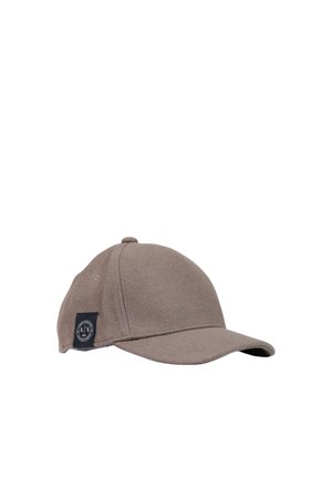 Cappellino da baseball marrone con visiera curva e una piccola toppa nera con logo sul lato su sfondo bianco.