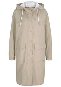 Impermeable beige con capucha, cierre frontal de botones a presión, dos bolsillos frontales con solapa, puños elásticos y un interior forrado. Tejido suave y resistente al agua.