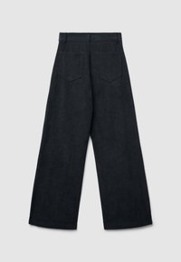 Pantaloni in velluto a coste neri a gamba larga con passanti per cintura e due tasche posteriori a toppa, mostrati distesi su uno sfondo grigio chiaro.