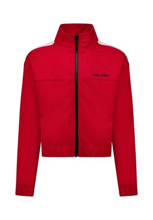 Rode jas met ritssluiting, hoge kraag, zwarte ritssluiting en witte accenten op de schouders. Voorzien van elastische boorden en een cropped ontwerp.