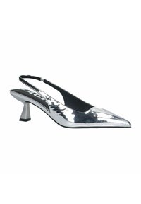 Zilveren metallic puntige slingback schoen met lage geometrische hak en zwarte gevoerde binnenzool op witte achtergrond.