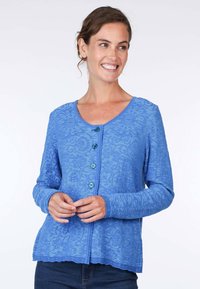 Blauer Cardigan aus strukturiertem Strickstoff mit dekorativen Mustern, Rundhalsausschnitt und drei türkisfarbenen Knöpfen auf der Vorderseite.