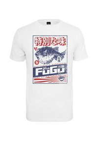 Fehér póló, amelyen egy pufferhal grafikai nyomata található, piros és kék felirattal: "Friss FUGU" és "Ízletes és veszélyes".
