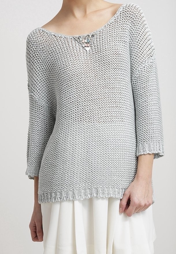 Maglione grigio chiaro lavorato a maglia con una vestibilità ampia, caratterizzato da un ampio scollo e maniche a tre quarti. Accenti decorativi in perline vicino allo scollo.