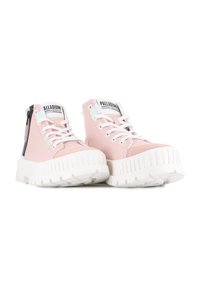 Różowe zamszowe trampki typu high-top z białą grubą gumową podeszwą, sznurowane z przodu, z wzmocnionym piętą, z logo marki na języku i boku.