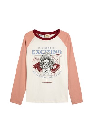 T-shirt a maniche lunghe con corpo bianco e maniche raglan rosa. Presenta un'illustrazione di una ragazza e il testo "È UN PO' ECCITANTE ROMPERE LE REGOLE."