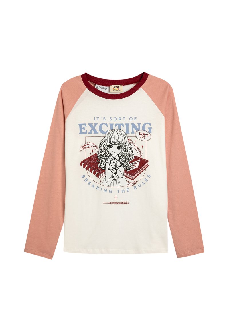 T-shirt a maniche lunghe con corpo bianco e maniche raglan rosa. Presenta un'illustrazione di una ragazza e il testo "È UN PO' ECCITANTE ROMPERE LE REGOLE."