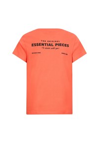 T-shirt color corallo con maniche corte e scollatura tonda. Testo stampato nero sulla parte posteriore che include "I Pezzi Essenziali Originali" e uno slogan.