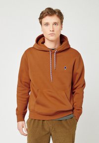 Bruine hooded sweatshirt van textuurstof, met een voorzak, contrasterende koorden en een klein geborduurd logo.