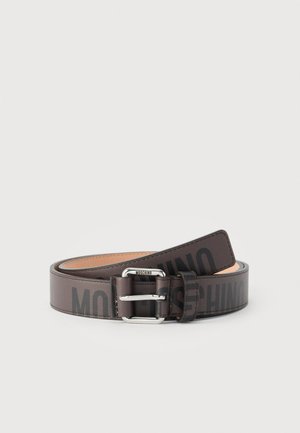 Cintura in pelle marrone con logo Moschino nero, fibbia rettangolare argentata e passante in pelle abbinato su uno sfondo chiaro.