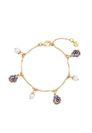 Náramok so zlatou povrchovou úpravou s striedajúcimi sa fialovými kvetmi z glazúry a bielymi perlovými príveskami, zapínanie na karabínku a malým okrúhlym štítkom značky.