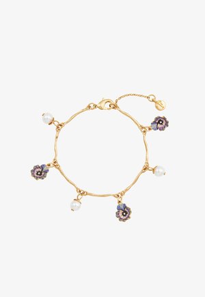 Armband in Goldton mit abwechselnden lila Emaille-Blumen und weißen Perlenanhängern, Karabinerverschluss und kleinem runden Markenzeichen.