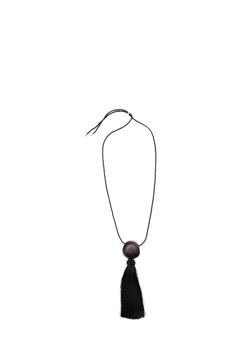 Collana in corda nera intrecciata con una grande perla di legno scuro e un lungo pon-pon nero. Design minimalista, texture lisce e accenti semplici.