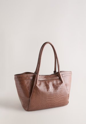 Bruine leren shopper met een gestructureerd krokodillenpatroon, voorzien van twee stevige handvatten en subtiele stiksel details.