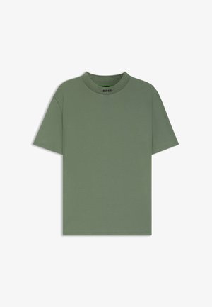 T-shirt corto verde oliva a maniche corte con collo tondo e piccolo logo "BOSS" stampato all'interno del colletto.