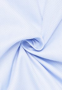 Tessuto intrecciato di blu chiaro con una sottile texture. Il materiale è morbido e presenta un motivo diagonale che crea profondità.