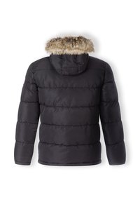 Chaqueta acolchada negra con diseño de costura horizontal, capucha con pelo y mangas largas. Textura suave y brillante con una silueta estructurada.