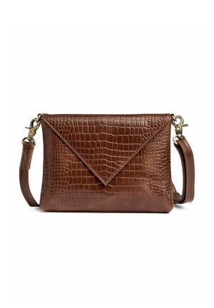 Sac bandoulière en cuir marron à texture crocodile, fermeture à rabat triangulaire et bandoulière détachable avec fermoirs en laiton.