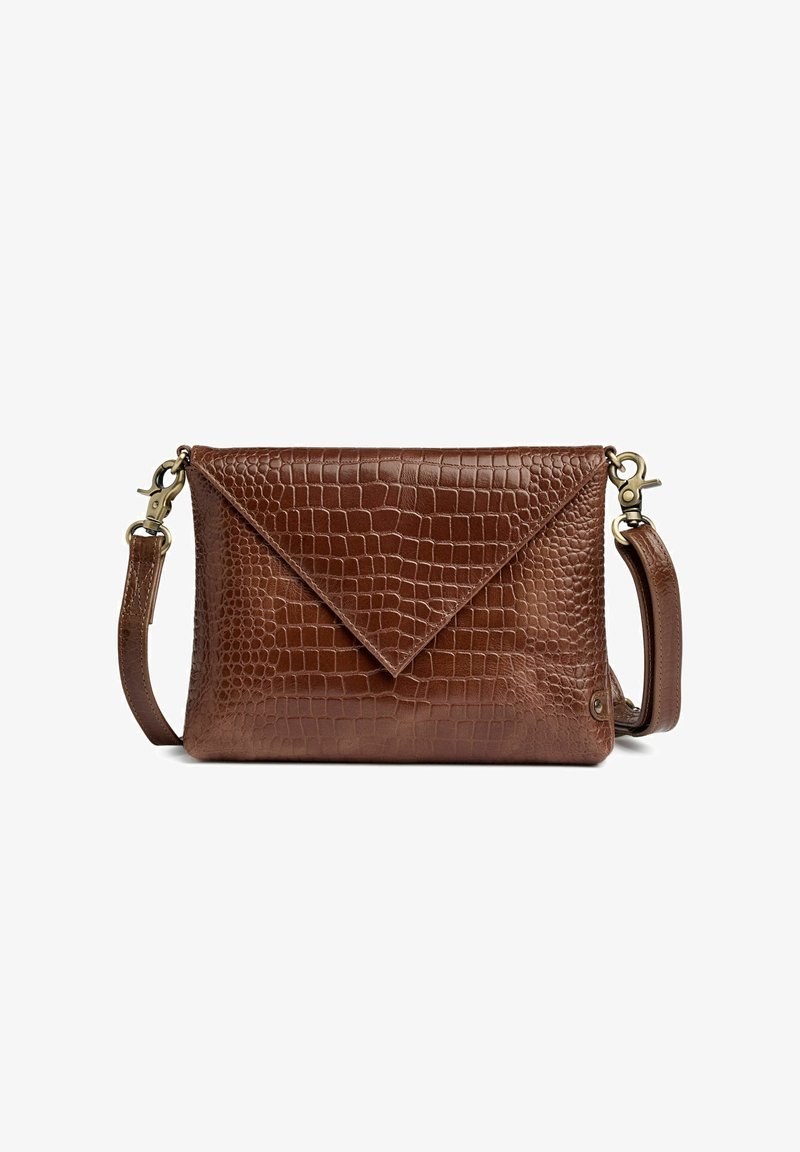 Sac bandoulière en cuir marron à texture crocodile, fermeture à rabat triangulaire et bandoulière détachable avec fermoirs en laiton.