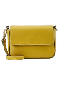 Žlutá kožená crossbody taška s texturovaným povrchem, klopovým zavíráním, bílými švy a nastavitelným popruhem.