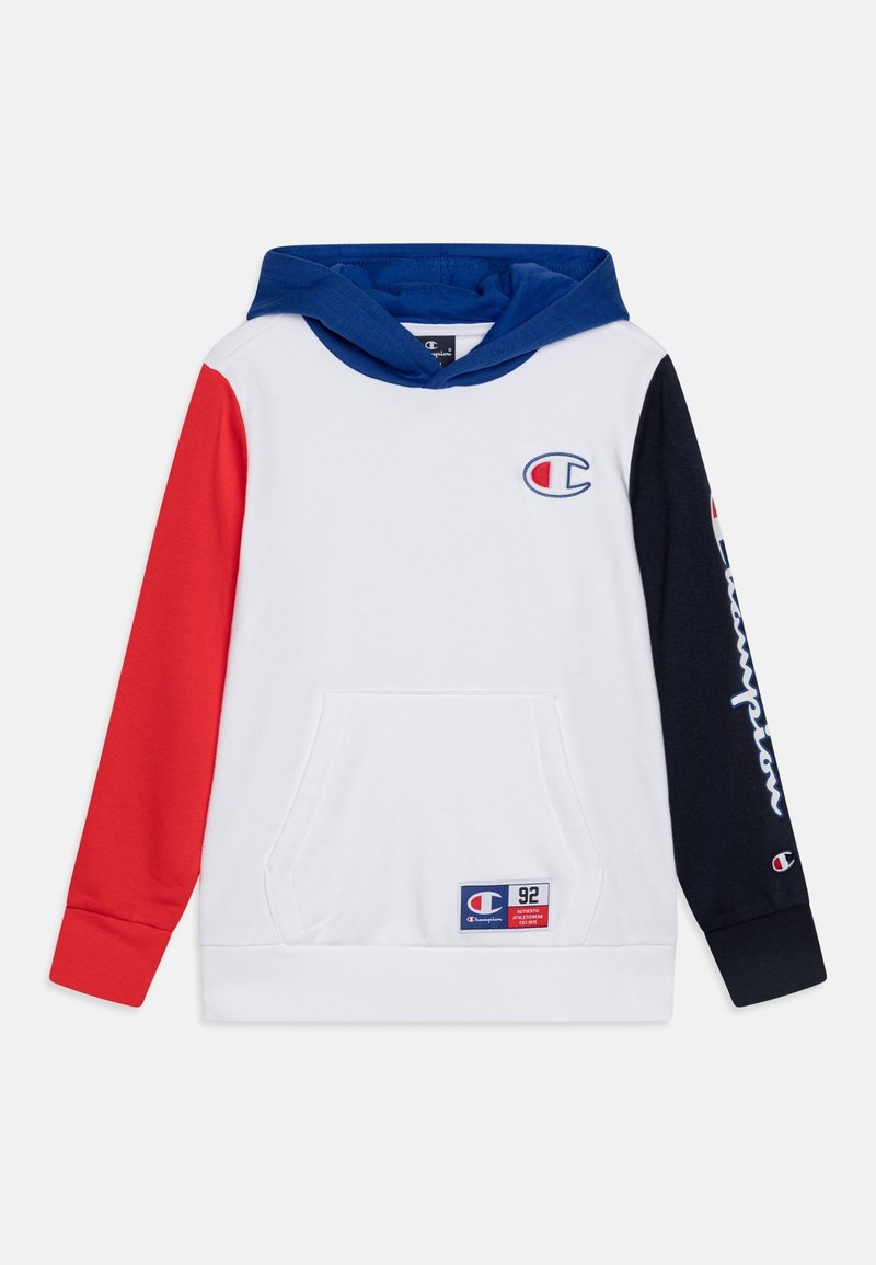 Felpa con cappuccio in cotone con corpo bianco, manica destra rossa e manica sinistra blu navy. Include tasca frontale e patch con logo sulla parte inferiore.