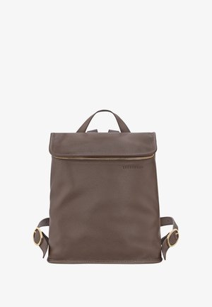 Brauner Leder-Rucksack mit texturiertem Finish, Reißverschlussoberseite, verstellbaren Trägern und einem kleinen oberen Griff. Logo auf der Vorderseite geprägt.